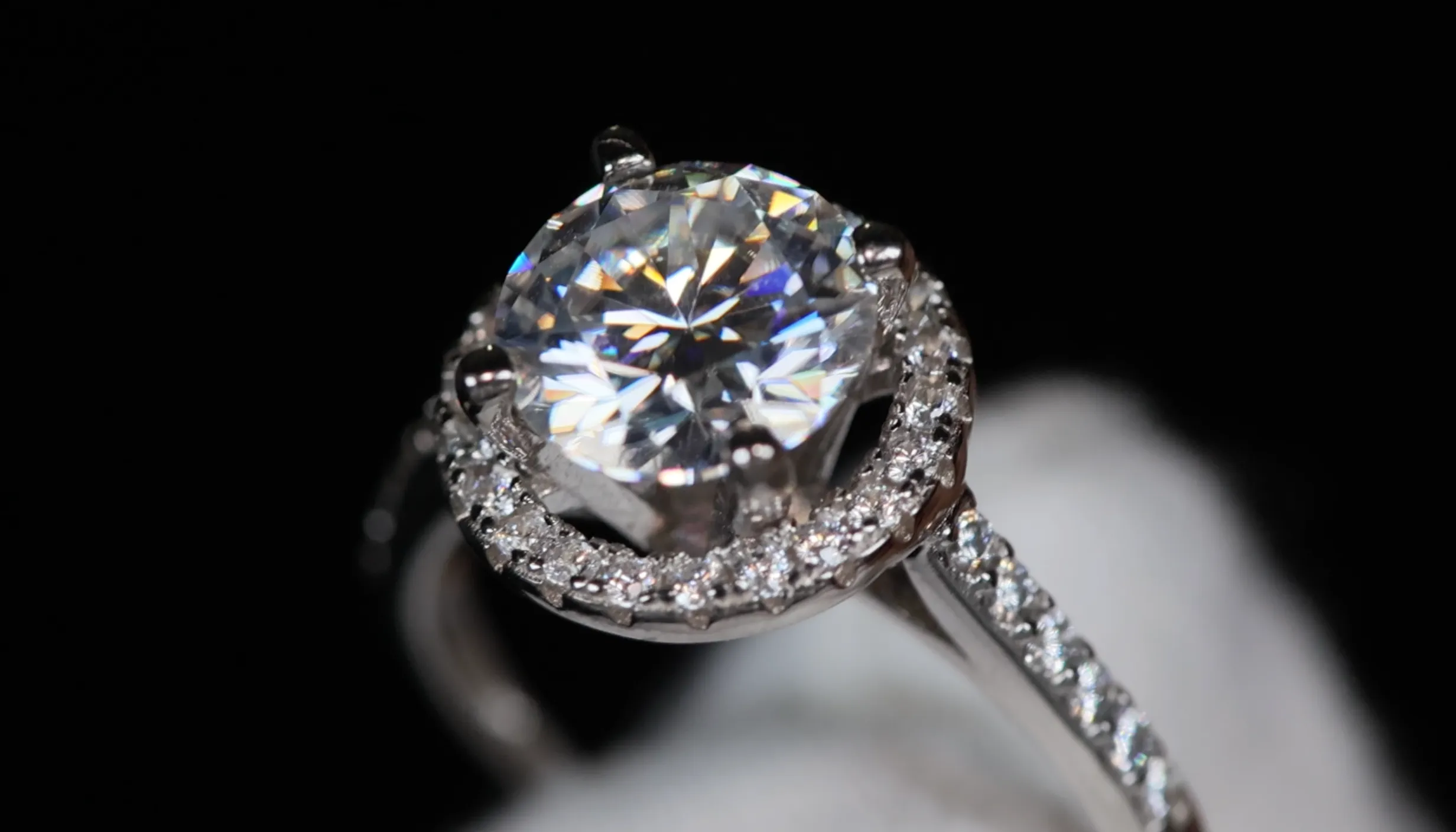 2.0ct VVS1 Womens Moissanite Ring | Womens Moissanite Diamond Engagement Rings