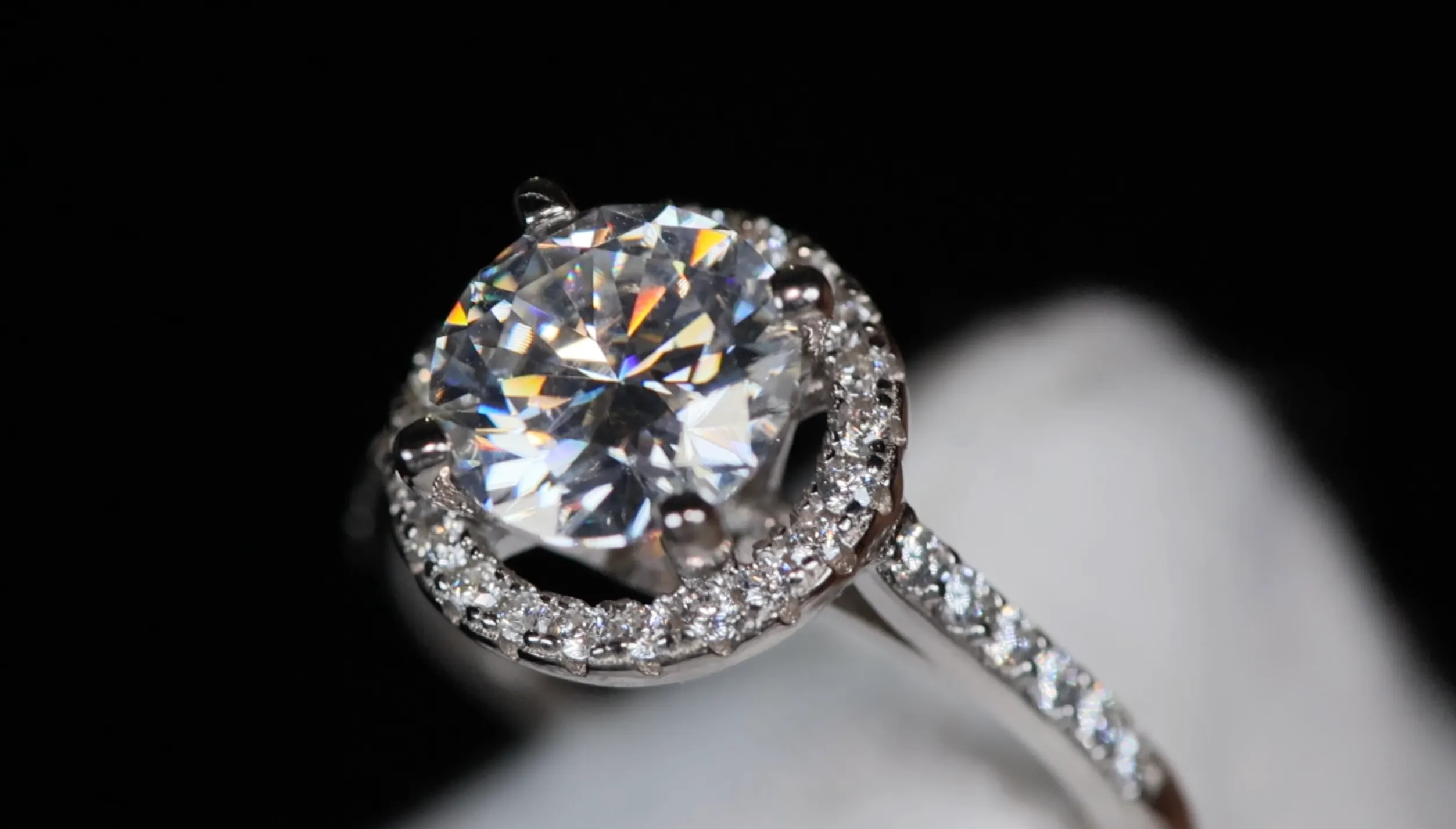 2.0ct VVS1 Womens Moissanite Ring | Womens Moissanite Diamond Engagement Rings