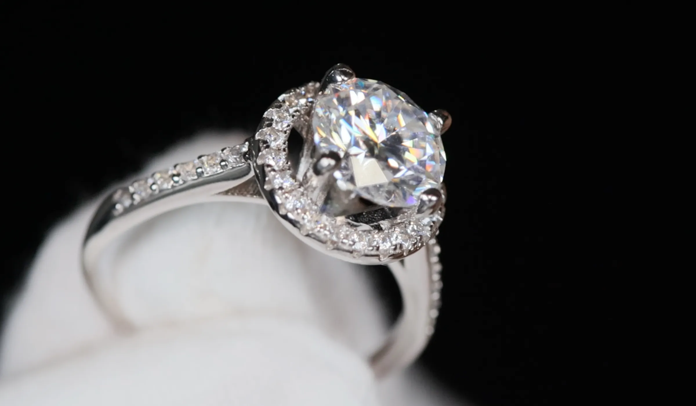 2.0ct VVS1 Womens Moissanite Ring | Womens Moissanite Diamond Engagement Rings