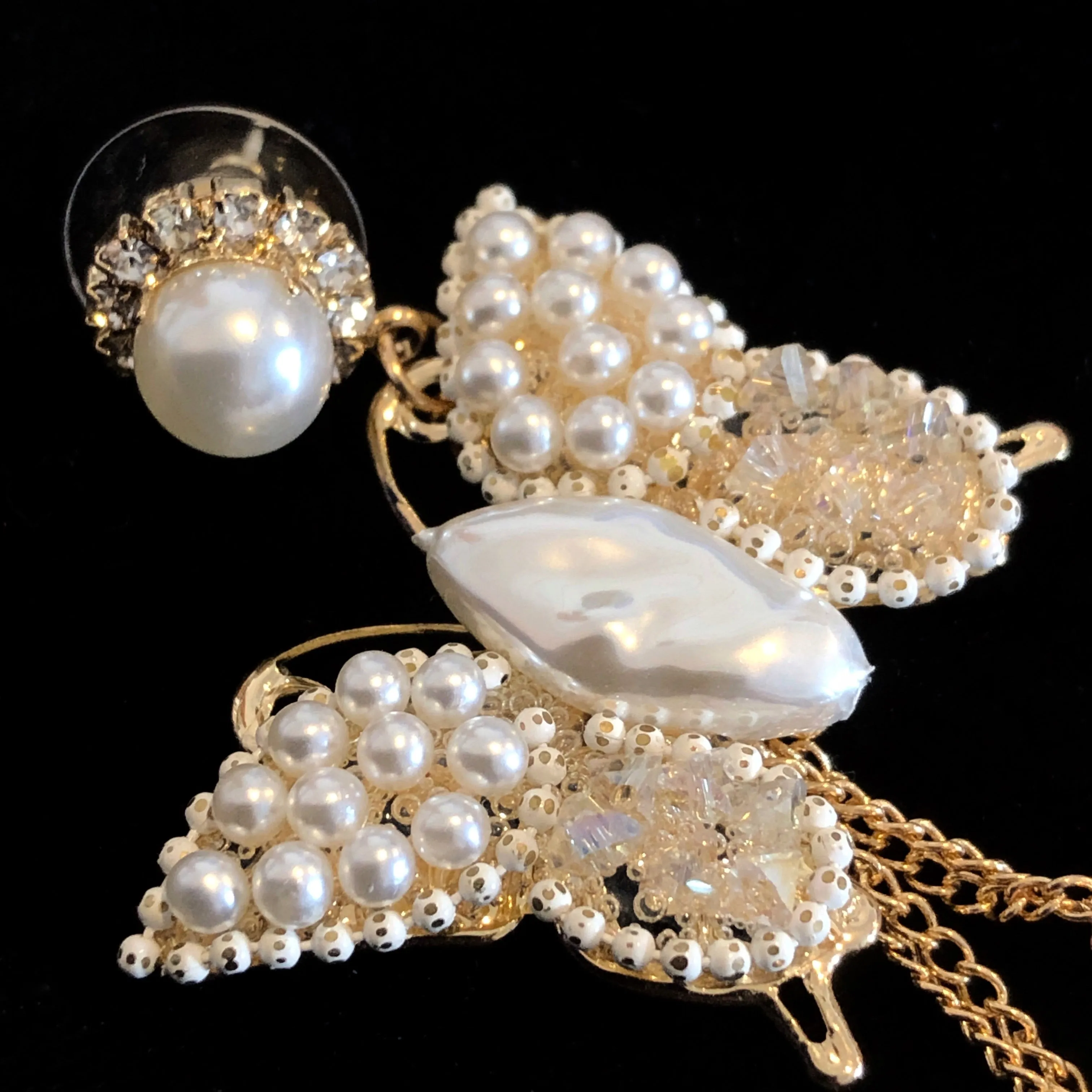 A PAIR OF ROMANTIC FAUX PEARL BUTTERFLY EARRINGS