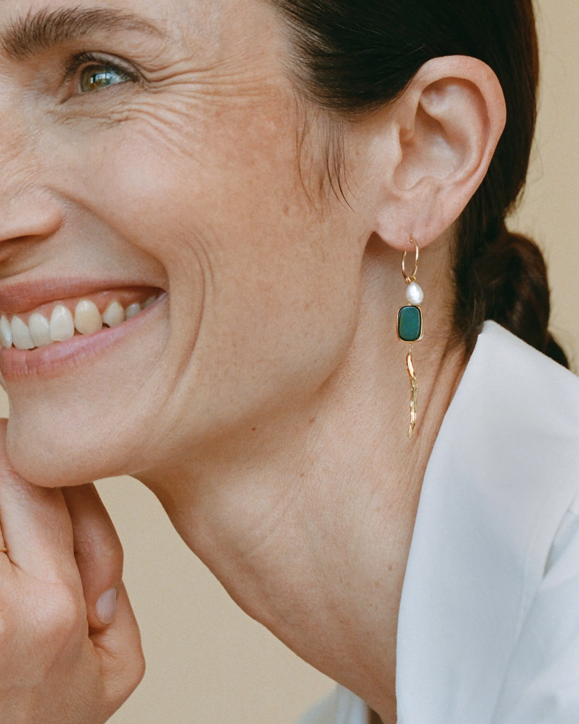 Asymmetric earring with branch-shaped pendant, malachite, pearl and emerald in 18 ct. gold
