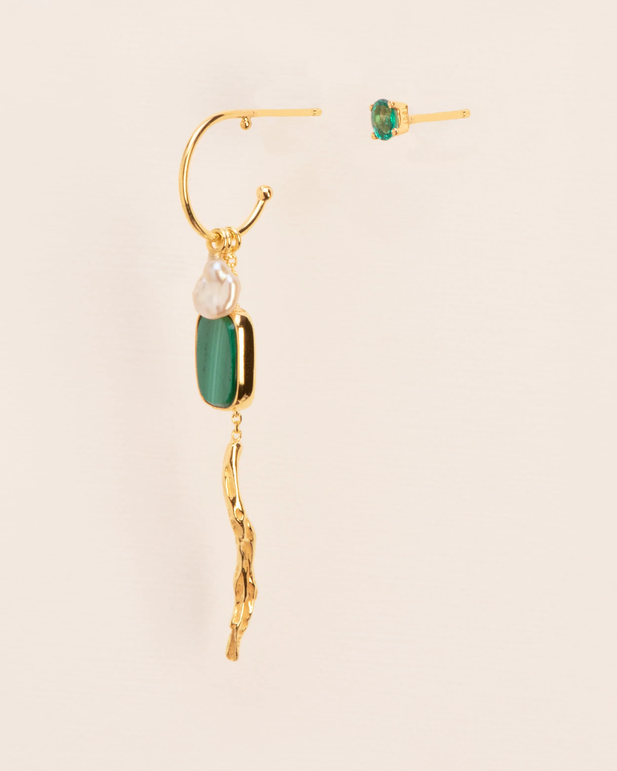 Asymmetric earring with branch-shaped pendant, malachite, pearl and emerald in 18 ct. gold