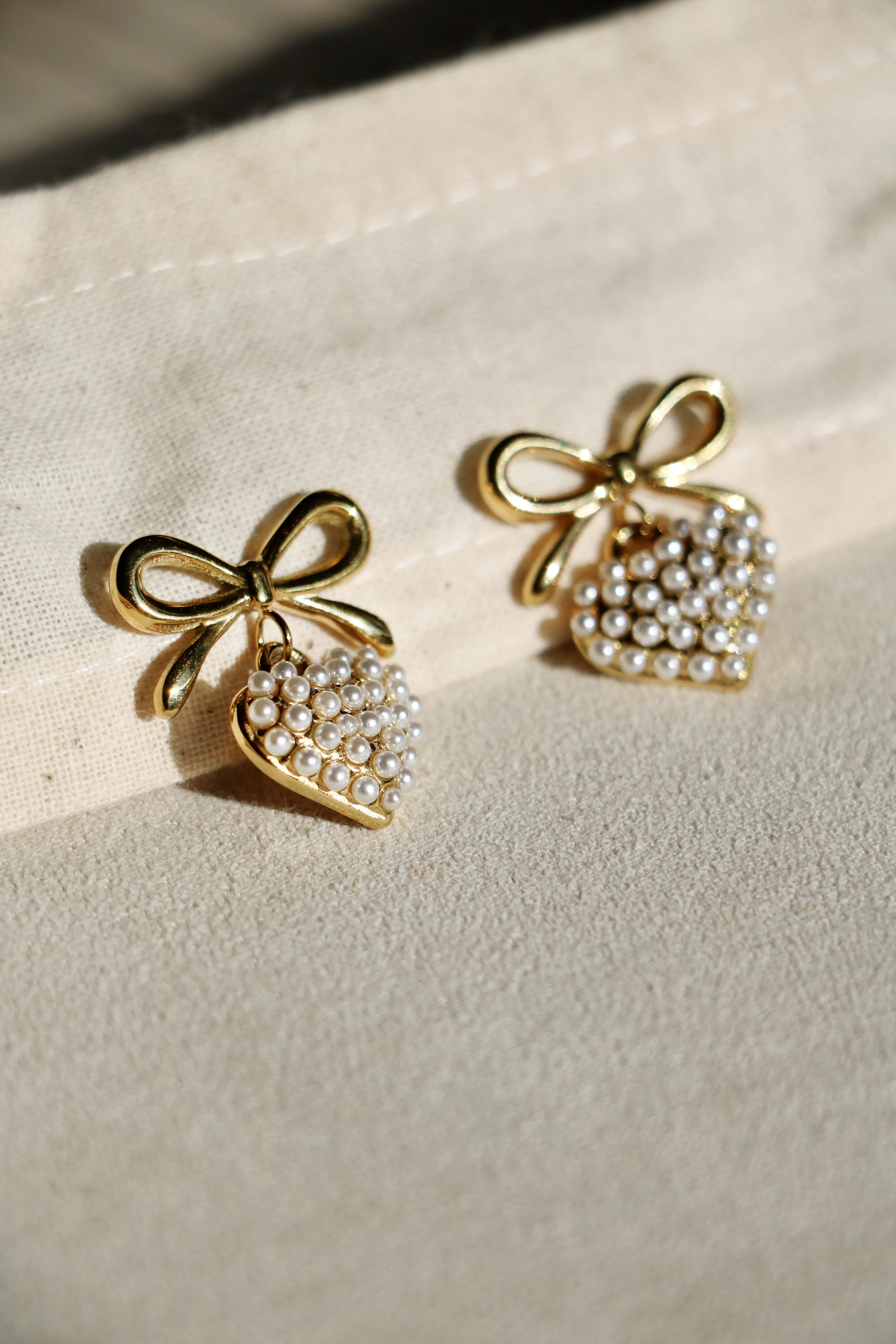 bow studs with pearl heart {gold}