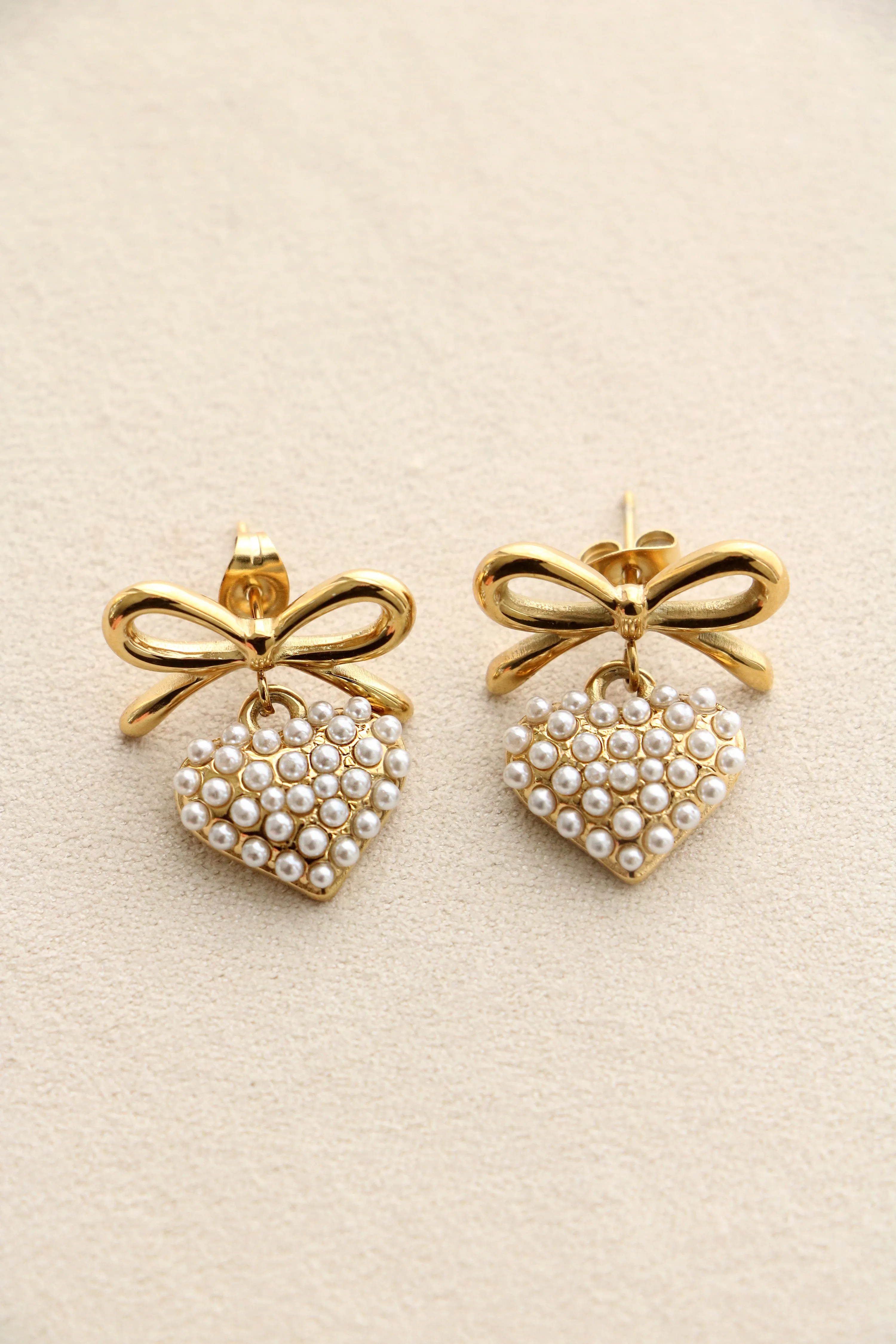 bow studs with pearl heart {gold}