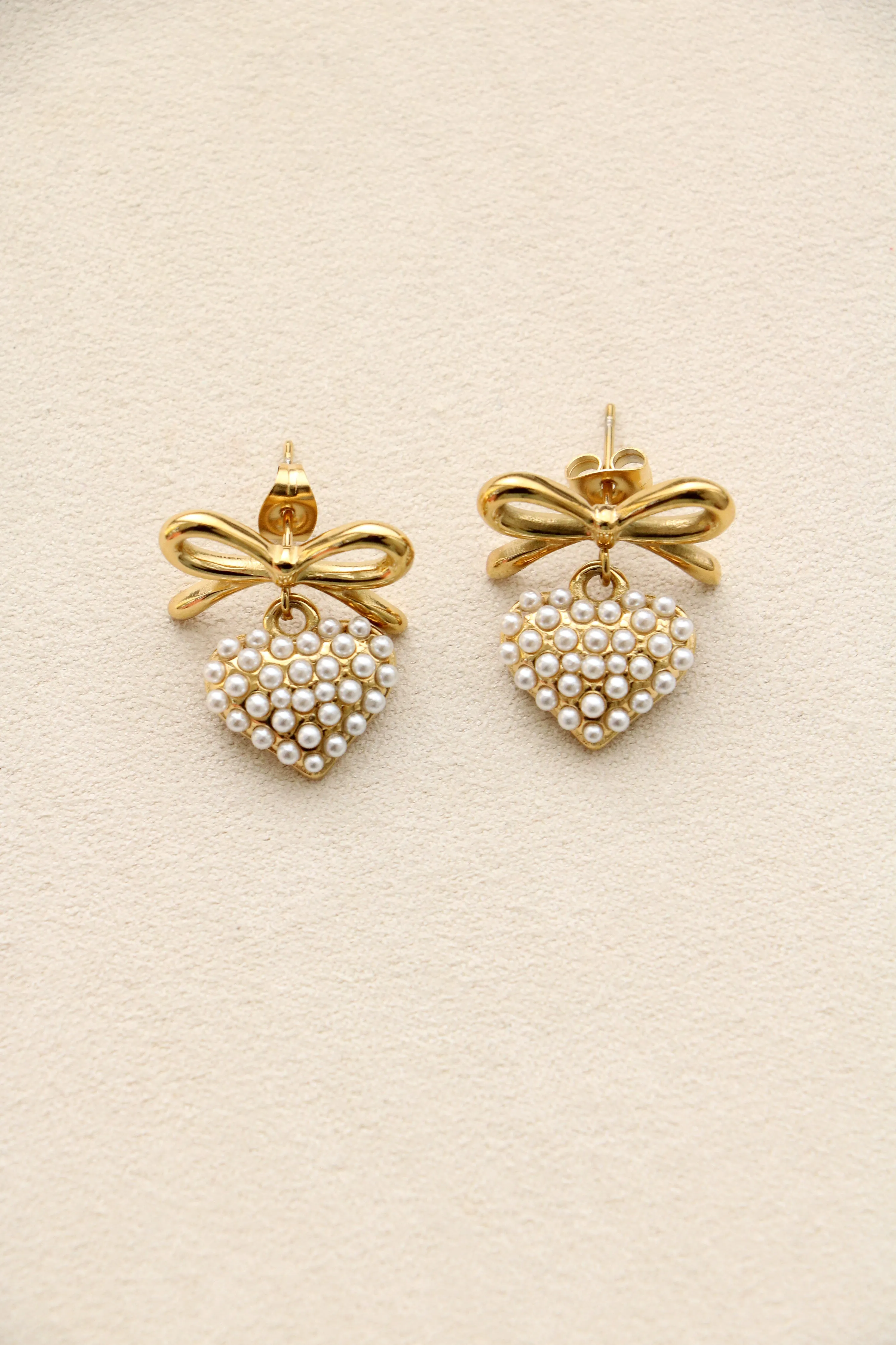 bow studs with pearl heart {gold}