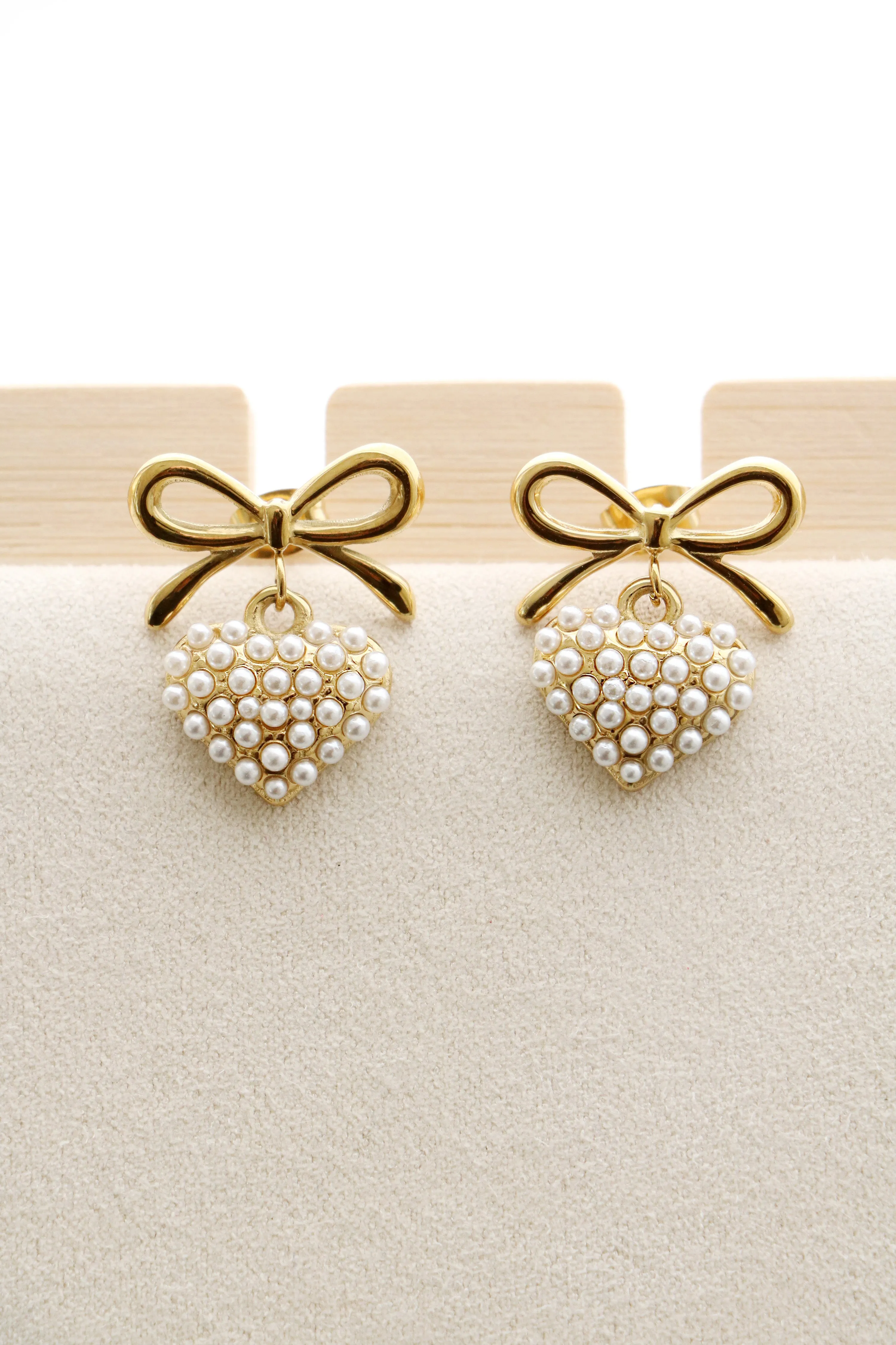 bow studs with pearl heart {gold}