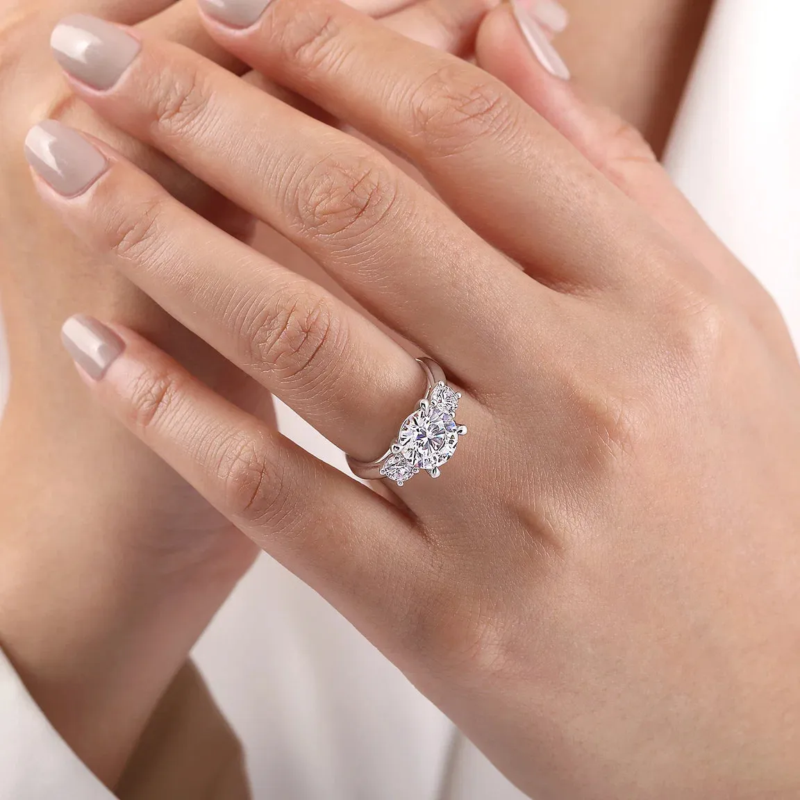 Cathedral Style Three Stone Round Diamond Mounting