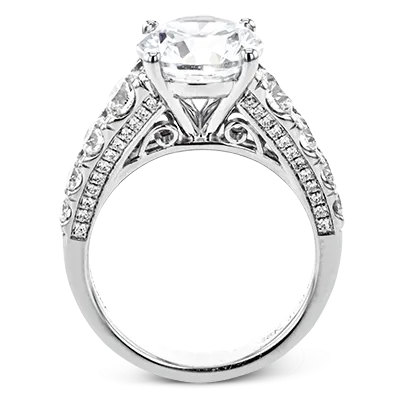 Engagement Ring in 18k Gold with Diamonds