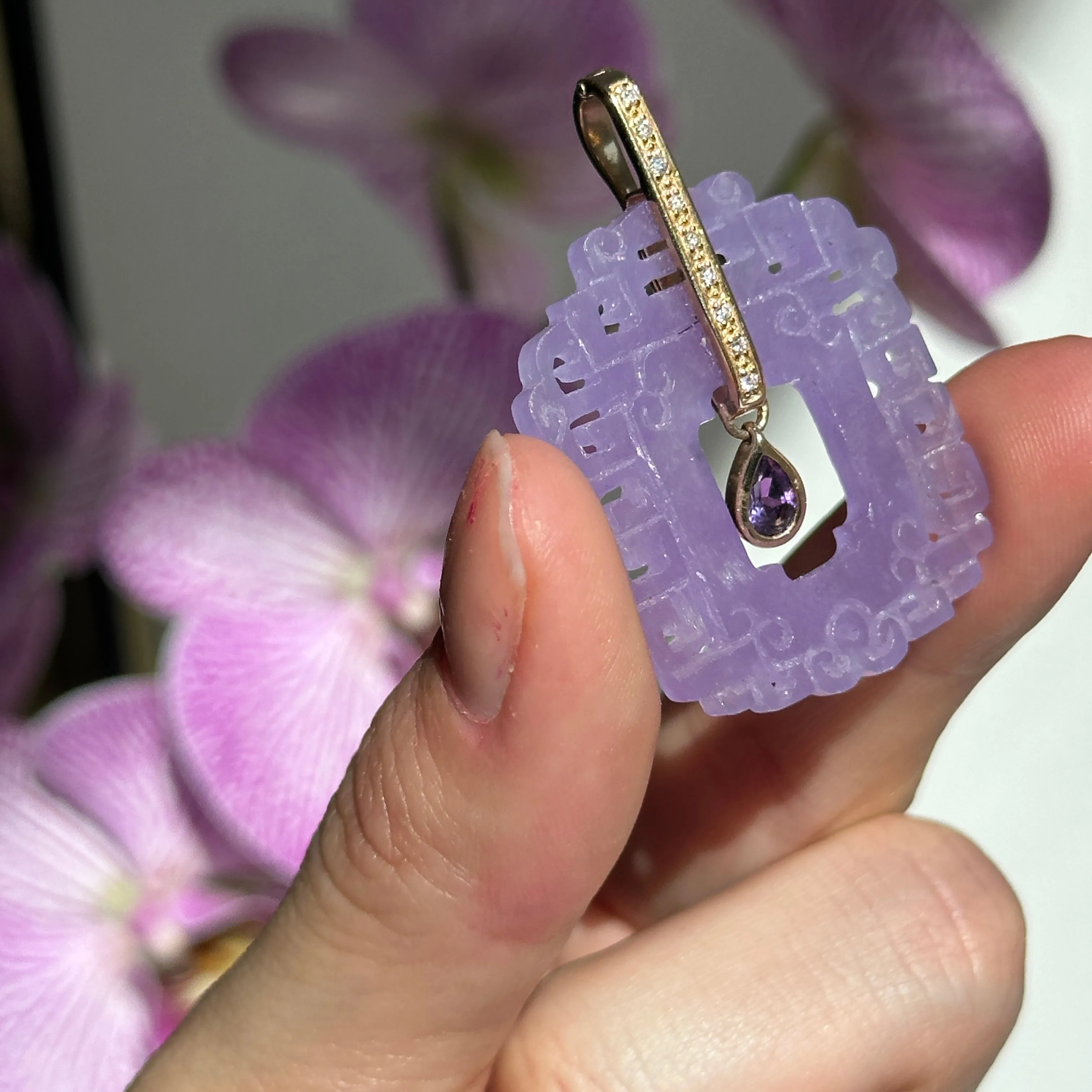 Estate 14KT Yellow Gold Carved Purple Jadeite, Amethyst   Diamond Pendant
