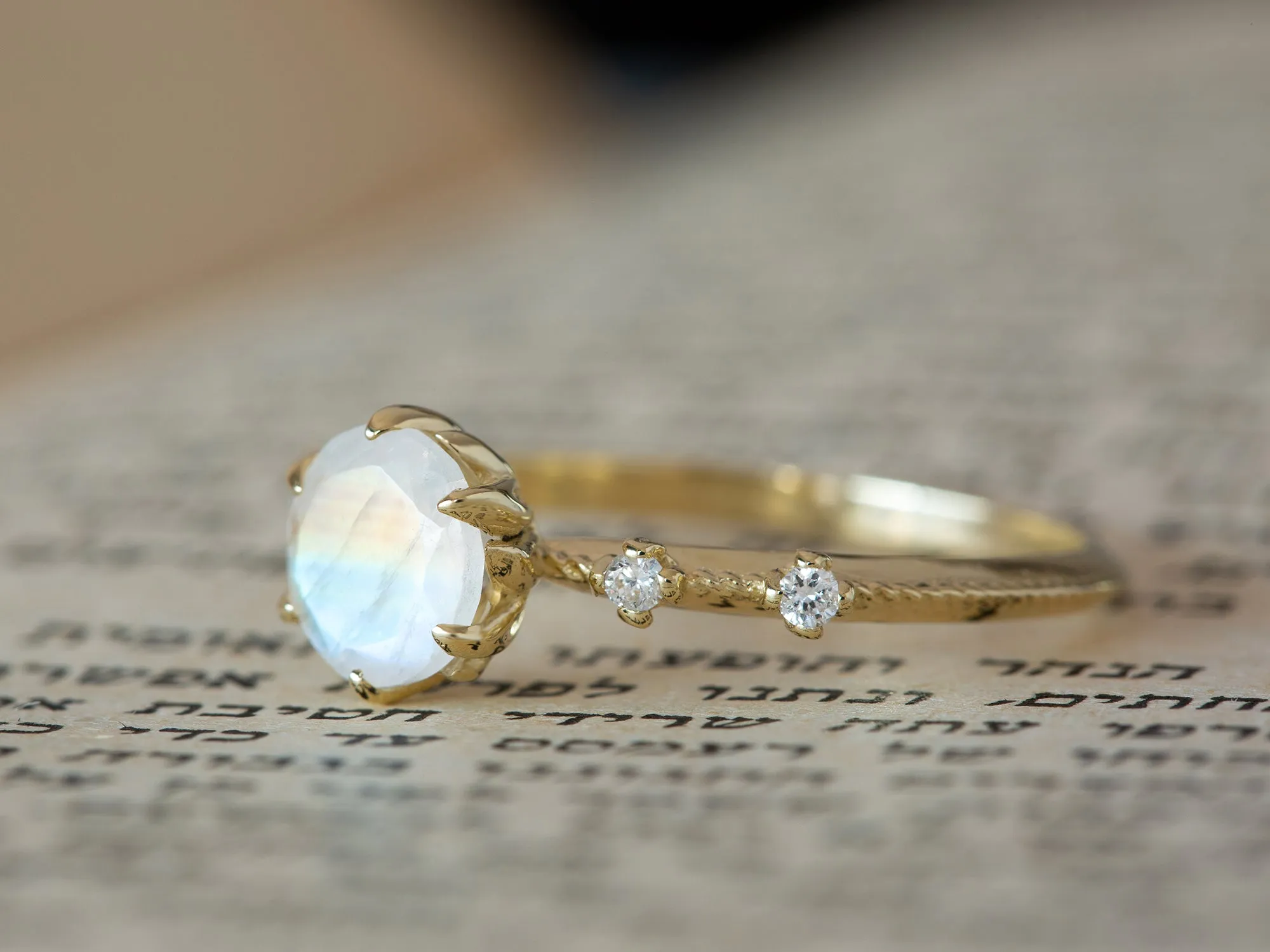 Lilly | Moonstone