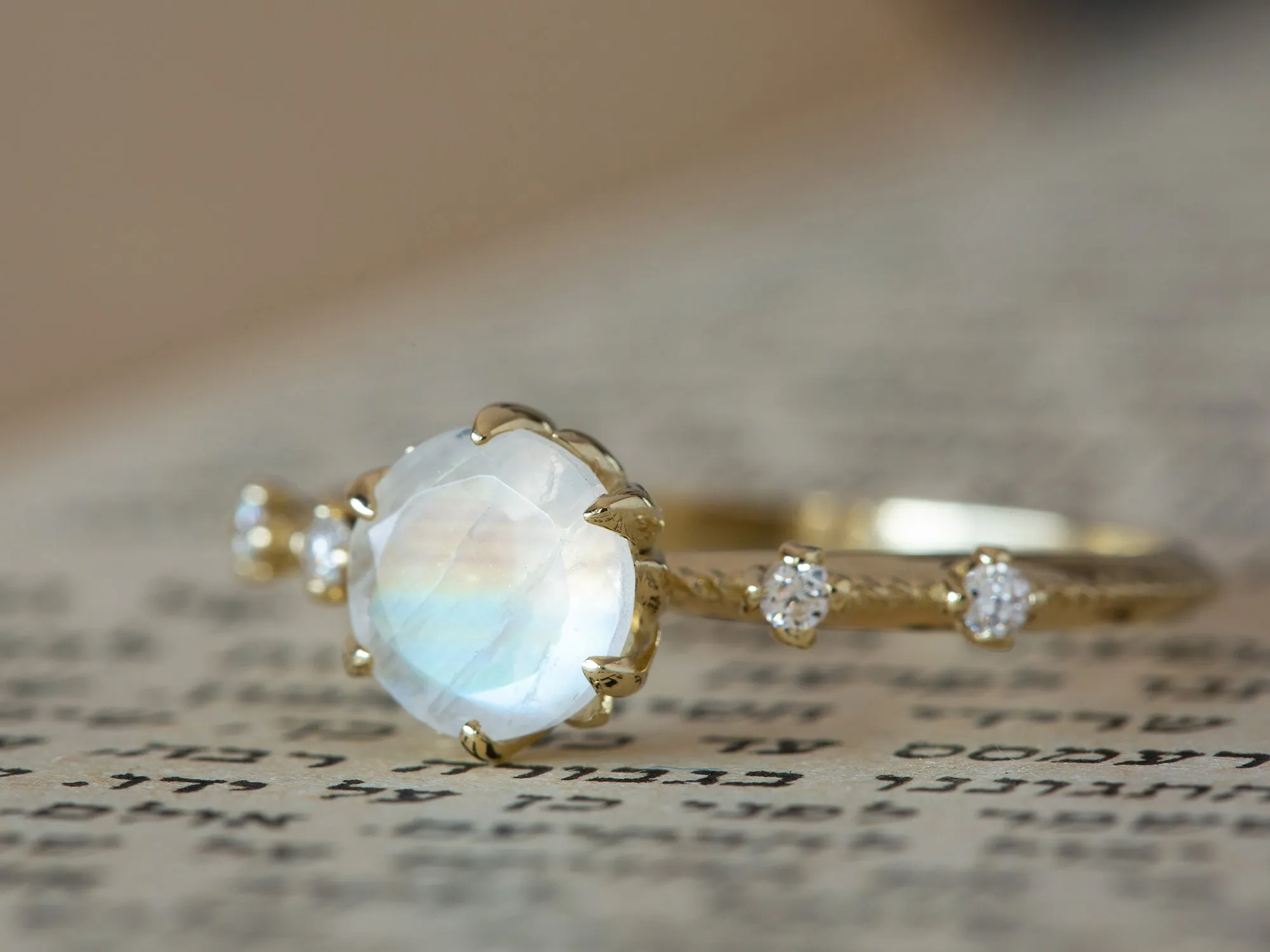Lilly | Moonstone