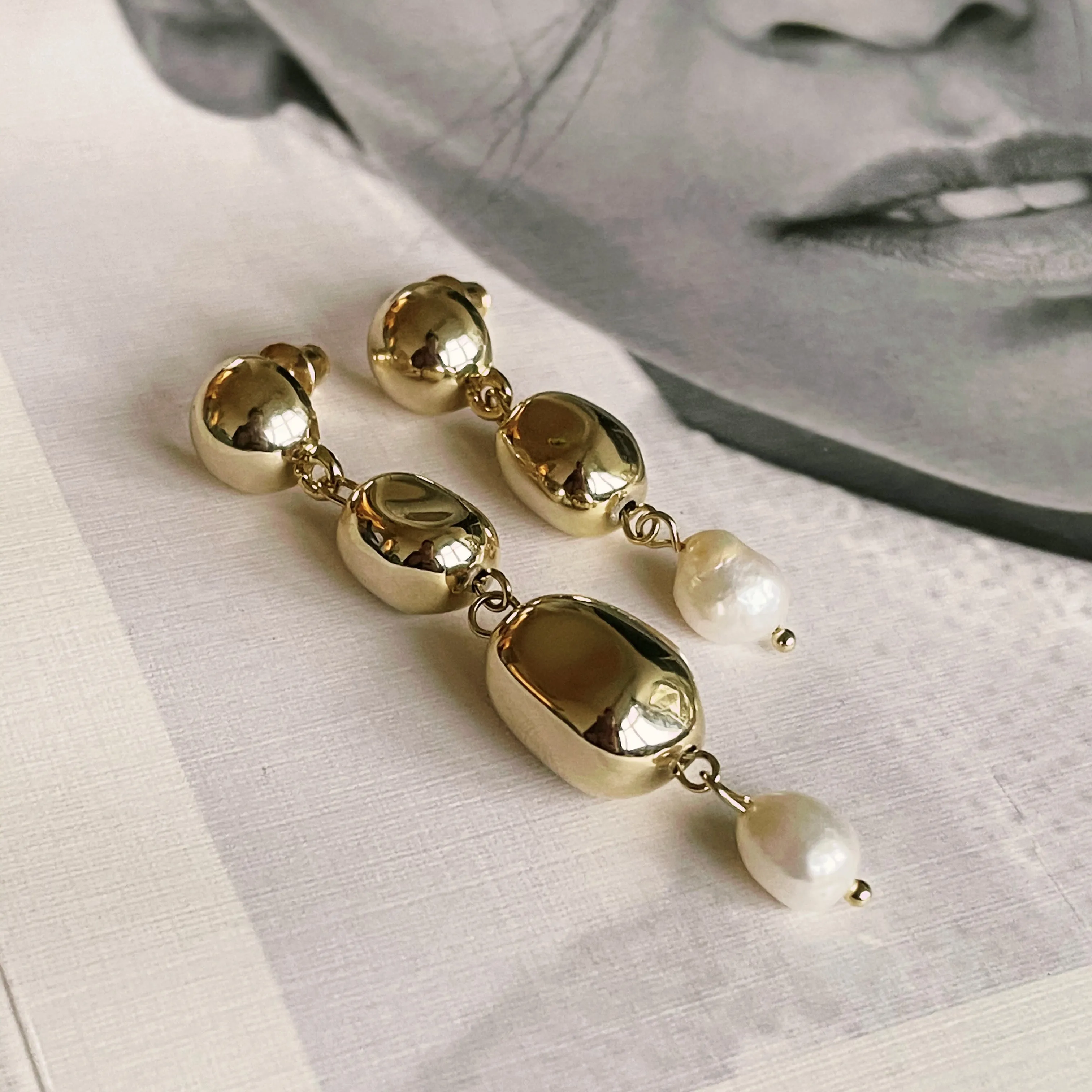 Mismatched Earrings: Pearl