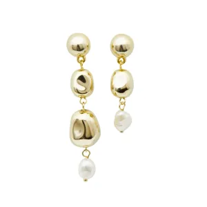Mismatched Earrings: Pearl