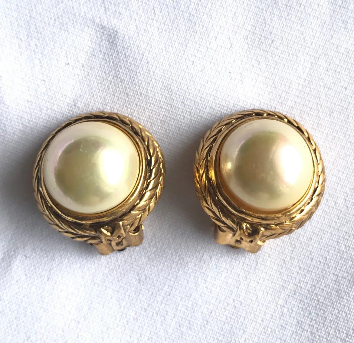 Vintage MOSCHINO golden frame earrings with opal shiny pearls. Rare jewelry masterpiece. Great gift idea. 060724r2